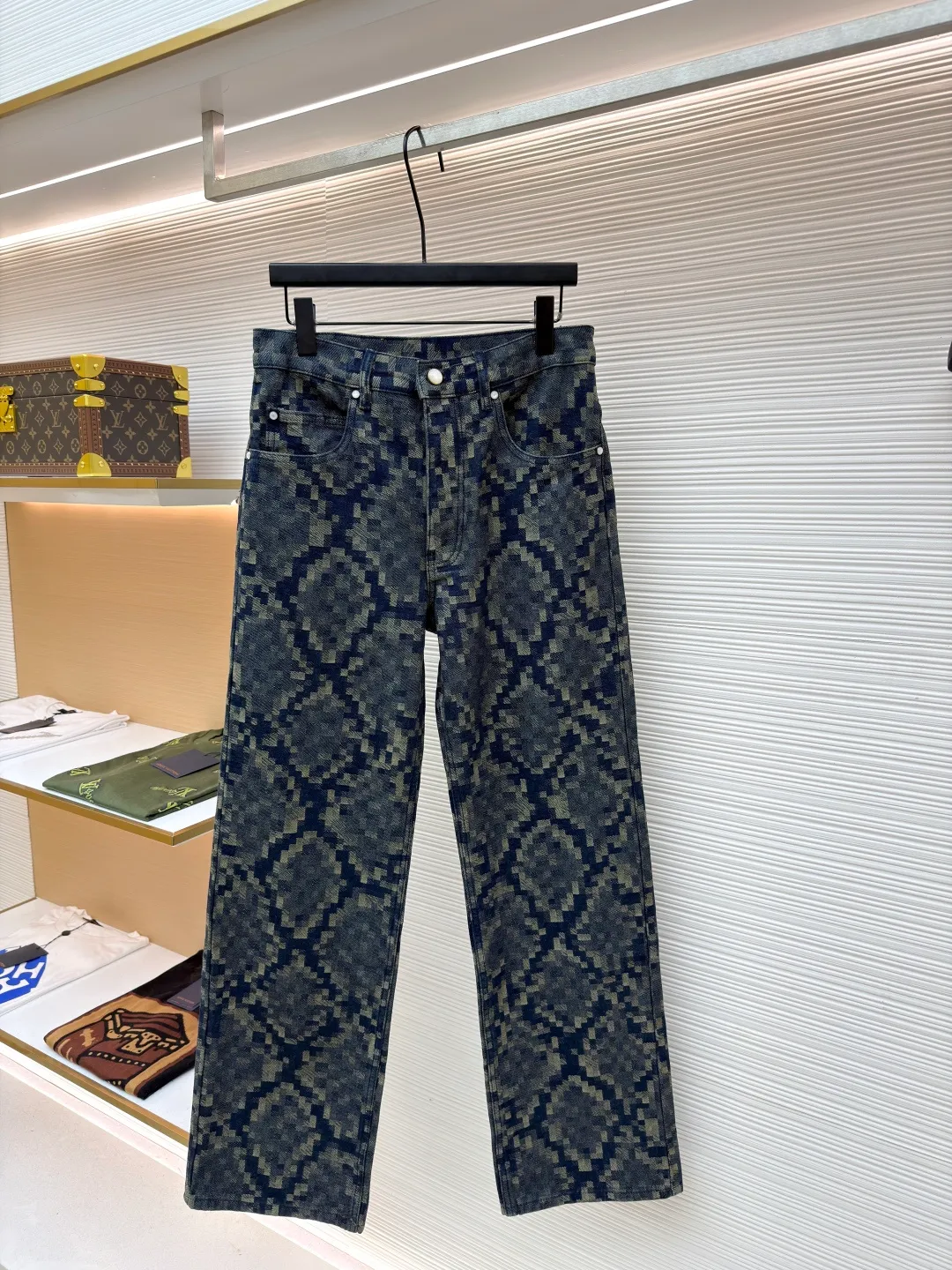 LOUIS VUITTON snake-print jeans ●Original version: Purchased and developed by 16205 ●Item number: 1681013-B55 ●Fabric: denim fabric ●Technology: Distressed production ●Version: fitted version ●Weight: about 885 grams ●Size: 28-30-32-34-36 ●Description: Customized Snakoflage denim for the spring and summer show by Pharrell The Damoflage pattern written by Williams is transformed into a pixel-effect snake jacquard. The customization cycle is 25 days. The whole body is fixed and counter-cut, including the back pocket splicing, which is fully aligned with the body. It is made of artificial pearls with a pure copper distressed base. The leather tag on the back waist is made of suede and has a high-temperature embossed checkerboard Fei Dong logo. The overall wiring is straight and delicate, the fabric is comfortable and soft, and the color is consistent without color difference. It can be matched with the same style to create a fashionable look and control various occasions. Customized accessories, complete with three standards, same style for men and women!